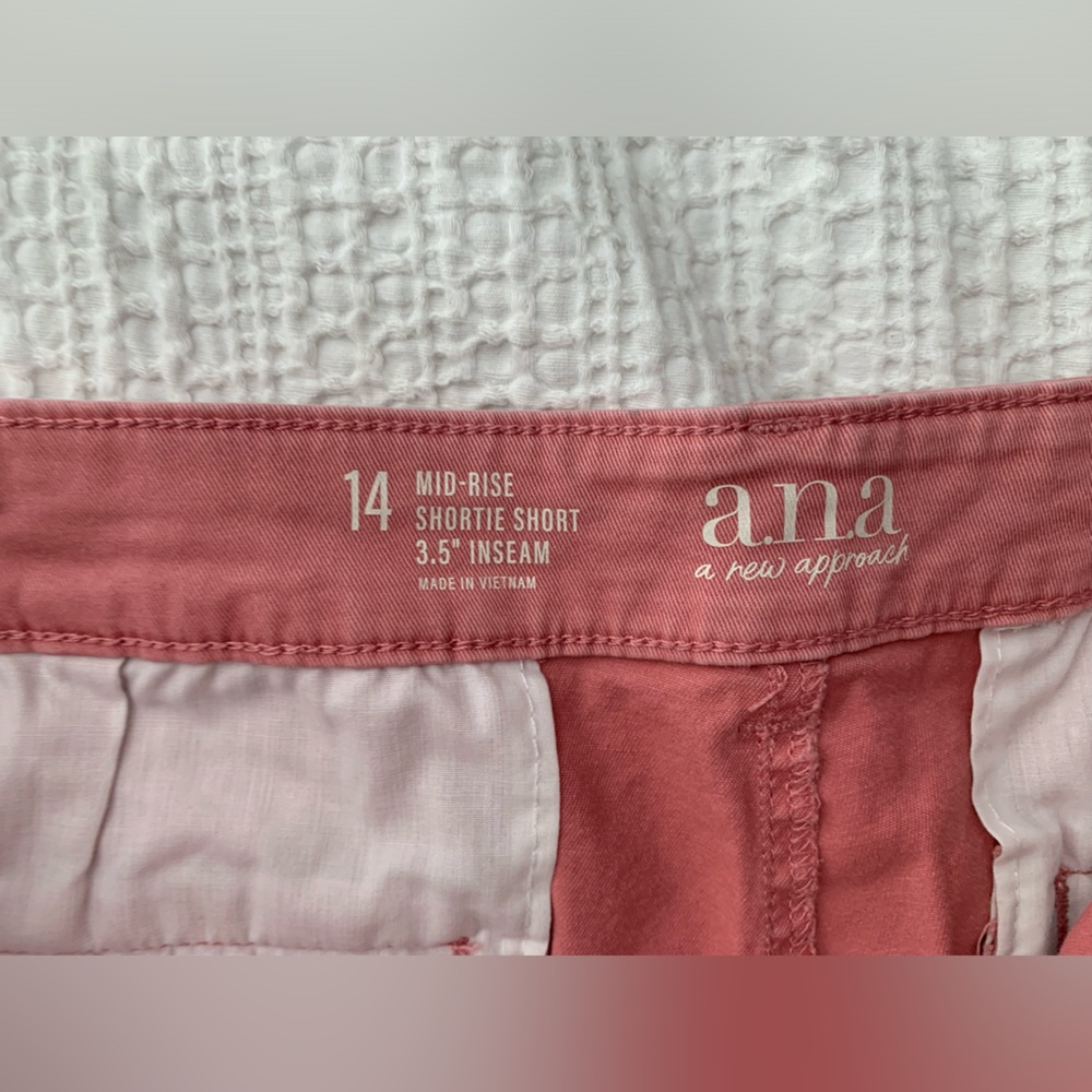 Pink shorts - Picture 2 of 3